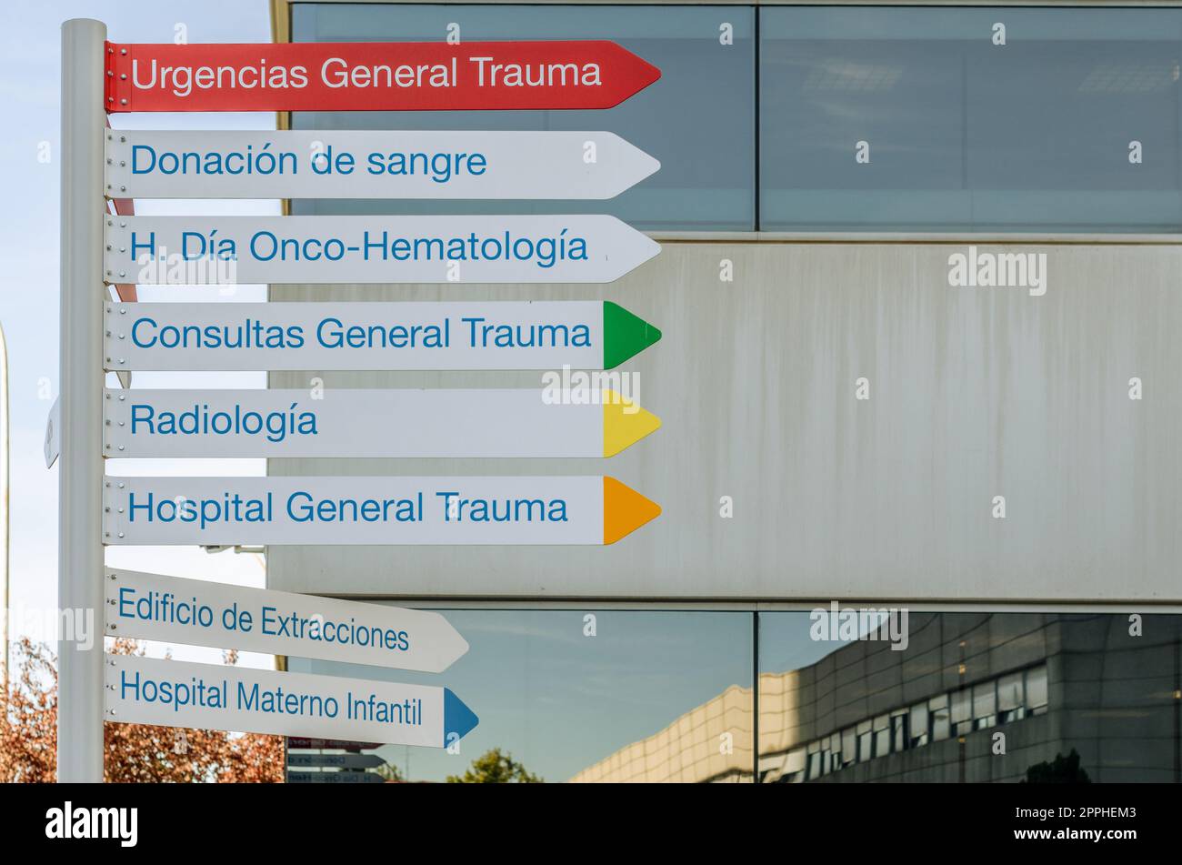 MADRID, SPAGNA - 6 OTTOBRE 2021: Segnali che indicano la direzione verso i vari servizi medici dell'ospedale Universitario di la Paz a Madrid, Spagna Foto Stock