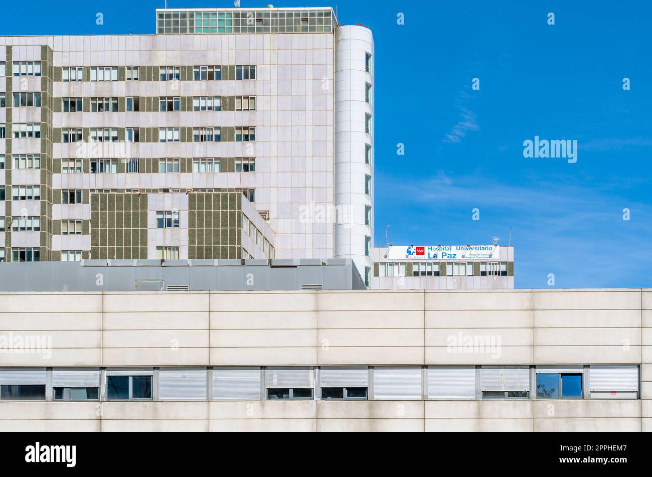 MADRID, SPAGNA - 6 OTTOBRE 2021: Veduta dell'ospedale universitario la Paz di Madrid, uno dei più grandi ospedali e ospedali pubblici più apprezzati della Spagna Foto Stock