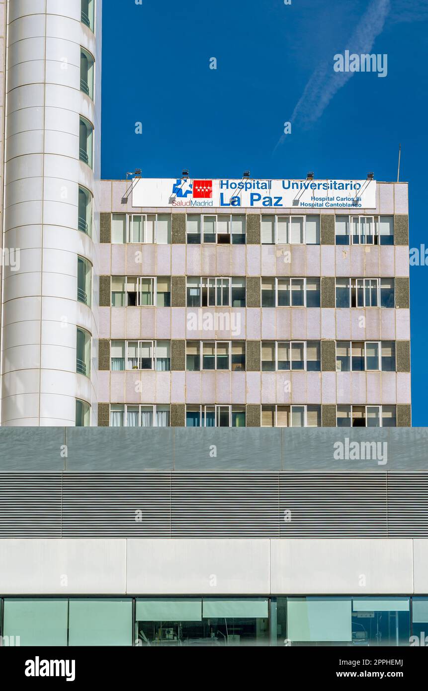 MADRID, SPAGNA - 6 OTTOBRE 2021: Veduta dell'ospedale universitario la Paz di Madrid, uno dei più grandi ospedali e ospedali pubblici più apprezzati della Spagna Foto Stock