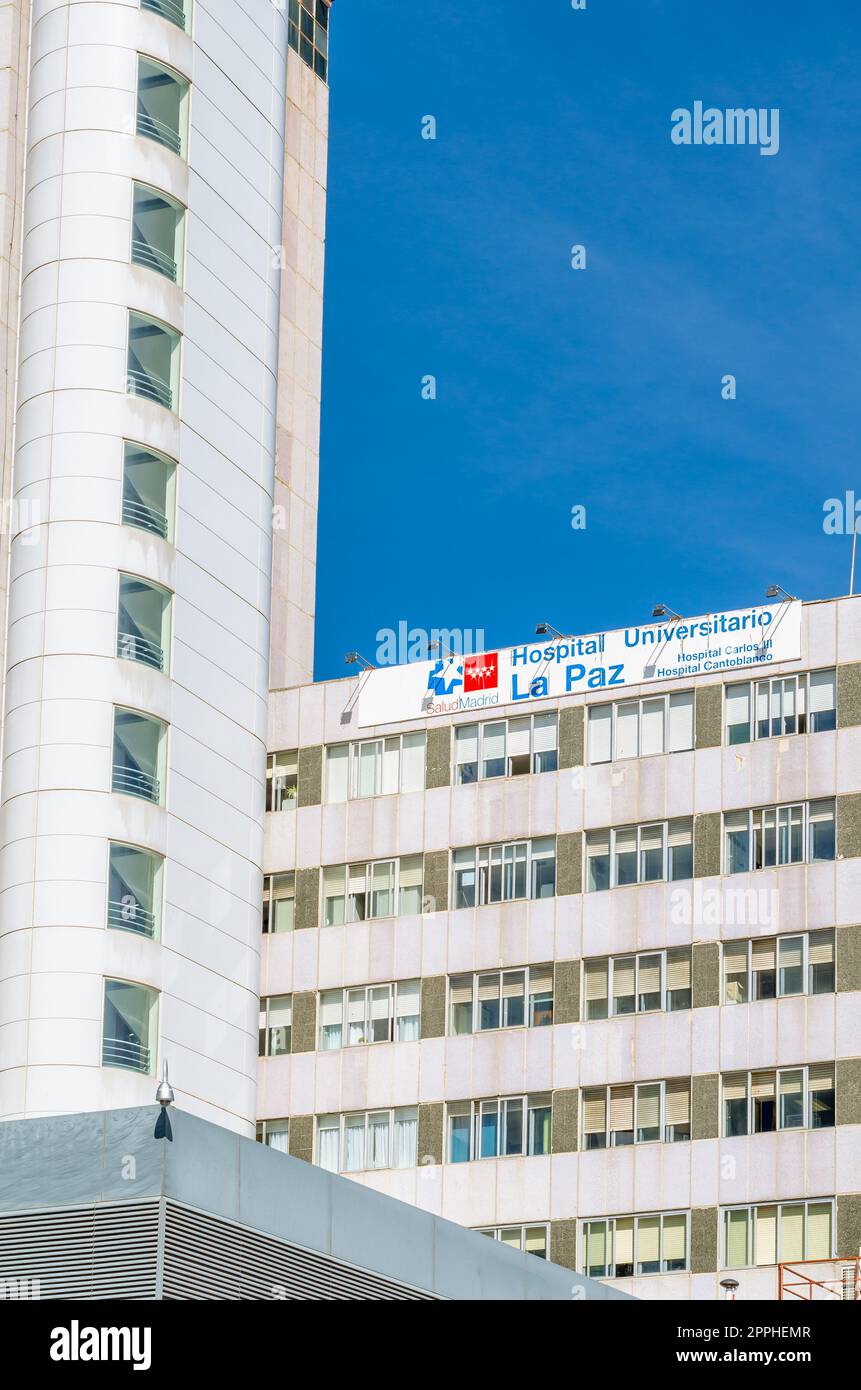 MADRID, SPAGNA - 6 OTTOBRE 2021: Veduta dell'ospedale universitario la Paz di Madrid, uno dei più grandi ospedali e ospedali pubblici più apprezzati della Spagna Foto Stock