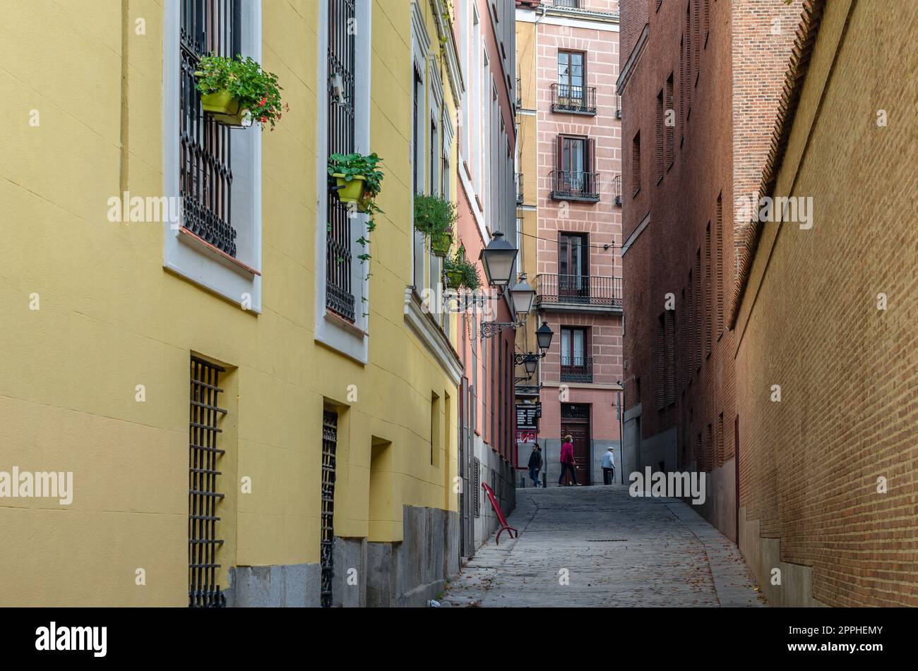 MADRID, SPAGNA - 4 OTTOBRE 2021: Paesaggio urbano, architettura nel centro storico di Madrid, Spagna Foto Stock