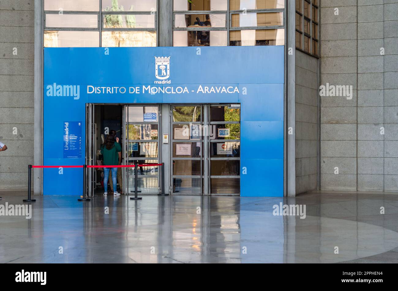 MADRID, SPAGNA - 5 OTTOBRE 2021: Ingresso al consiglio comunale del distretto di Moncloa-Aravaca a Madrid, Spagna Foto Stock