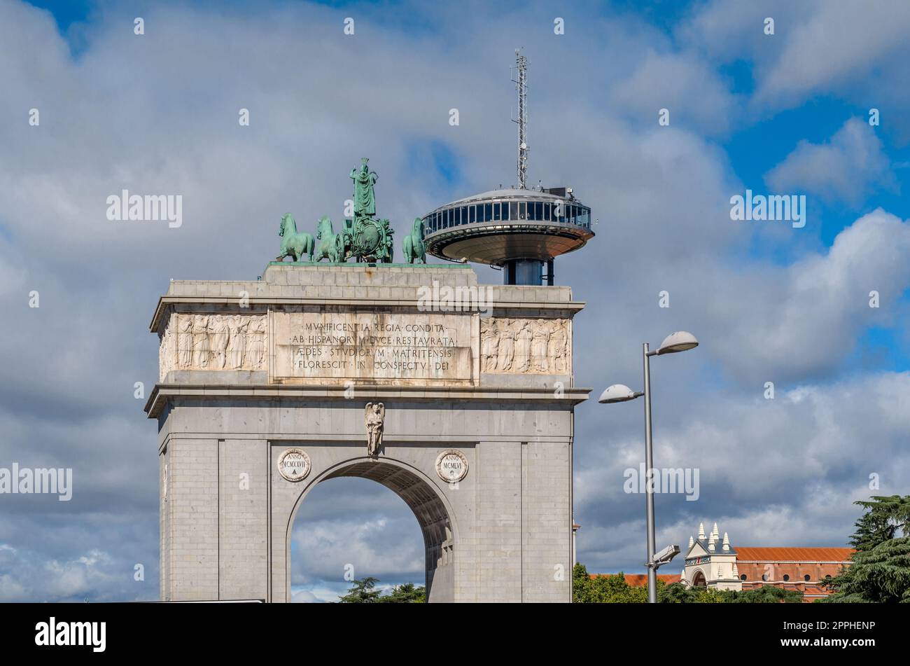 MADRID, SPAGNA â€“ 5 OTTOBRE 2021: Veduta dell'arco trionfale 'Arco de la Victoria' costruito nel 1956 e della torre di trasmissione 'Faro de Moncloa' costruita nel 1992 nel quartiere Moncloa di Madrid, Spagna Foto Stock