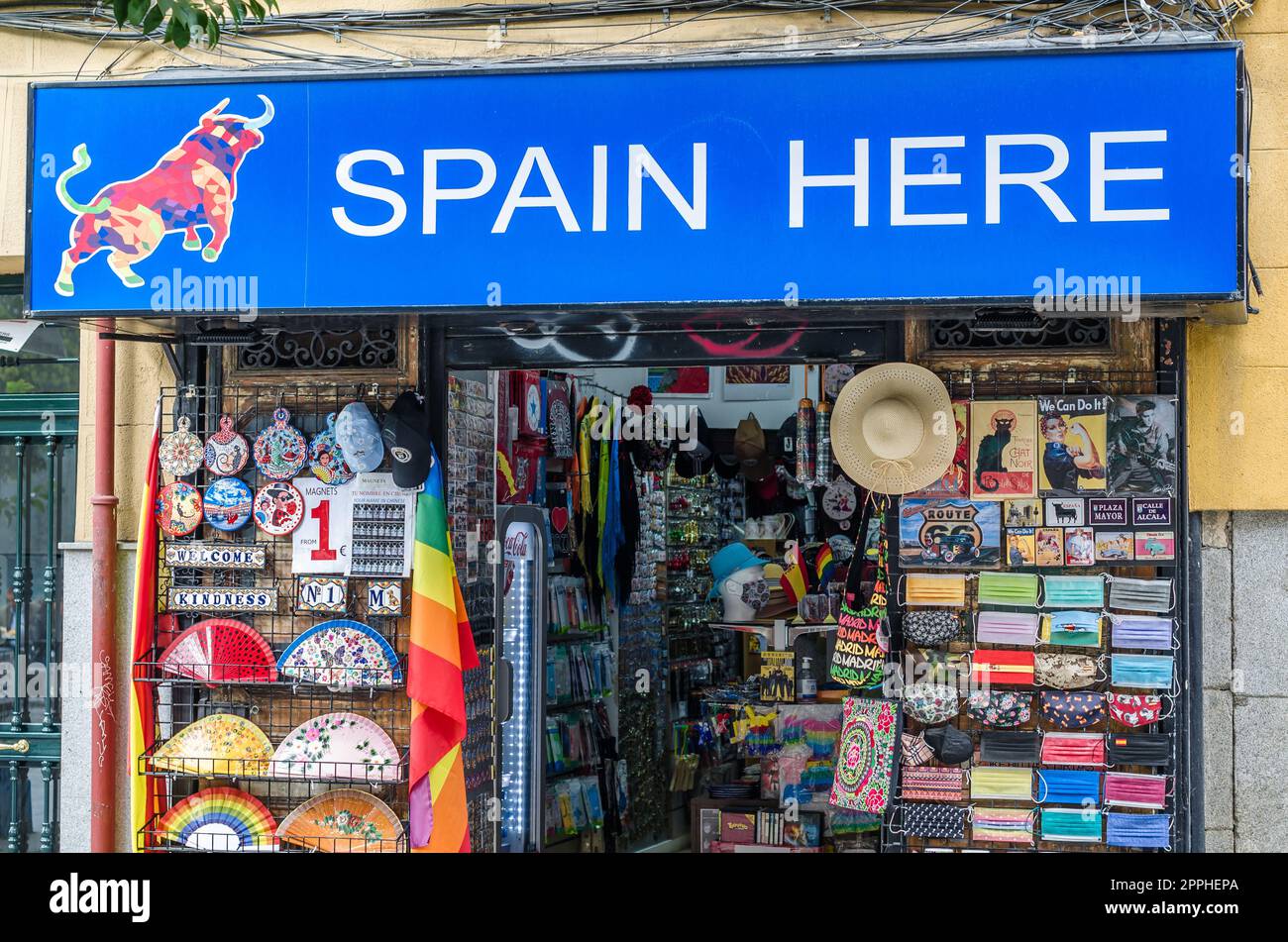 MADRID, SPAGNA - 4 OTTOBRE 2021: Facciata di un negozio di souvenir a Madrid, Spagna Foto Stock