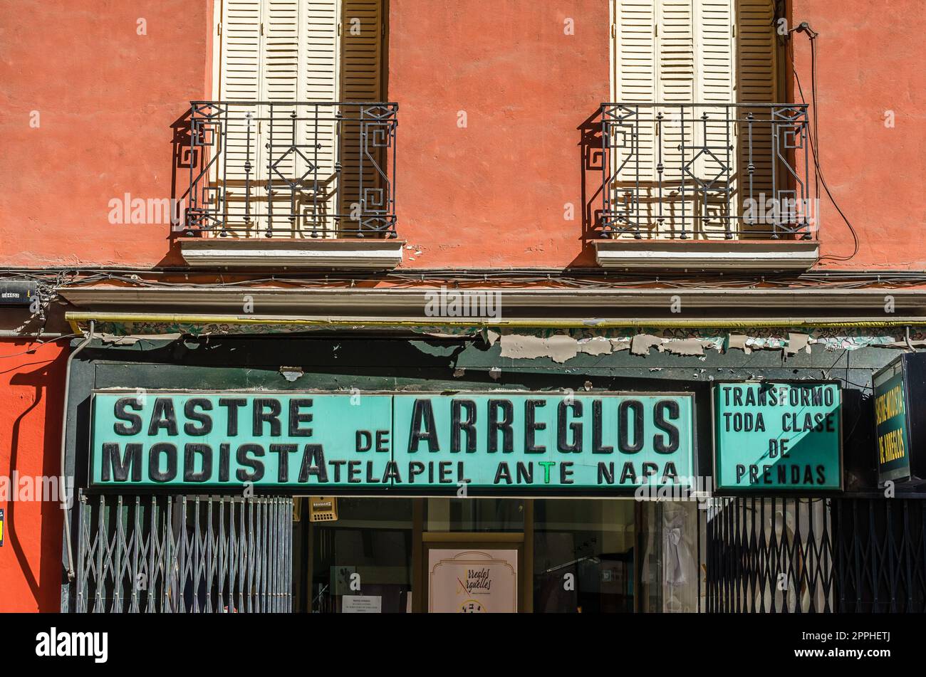 MADRID, SPAGNA - 5 OTTOBRE 2021: Facciata di un vecchio negozio di sarto a Madrid, Spagna Foto Stock MADRID, SPAGNA - 5 OTTOBRE 2021: Facciata di un vecchio negozio di sarto a Madrid, Spagna Foto Stock