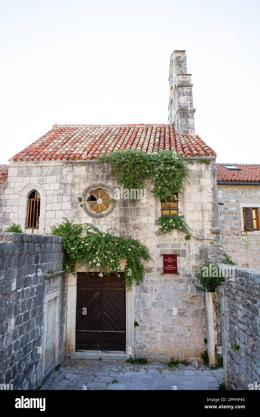 La bellissima città vecchia di Budva, Montenegro. Vecchie case interessanti, stradine molto strette, caffetterie, negozi. Foto Stock