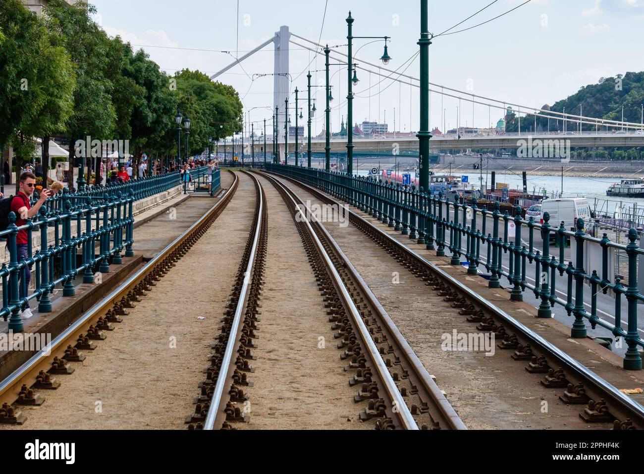 Il tram si snoda lungo la riva del Danubio di Pest, vicino al Ponte Elisabetta - Budapest, Ungheria Foto Stock