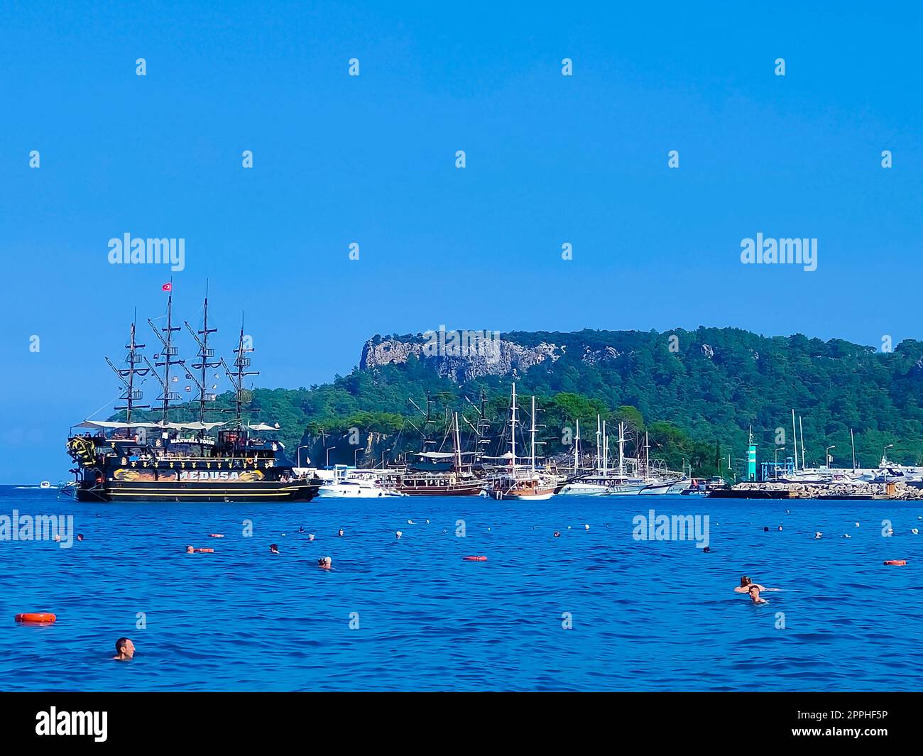 Vintage nave a vela in legno per gite in mare. Nave pirata turistica nel porto. Marina in località Kemer, Turchia. Vecchio porto in Turchia. Foto Stock