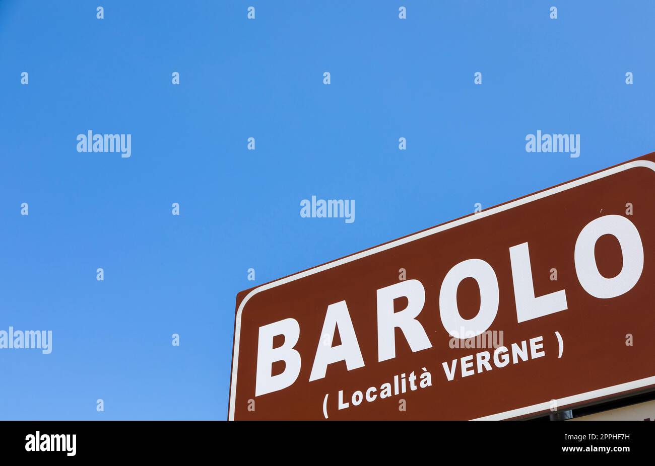 Cartello stradale Barolo Village, sito UNESCO, Italia Foto Stock