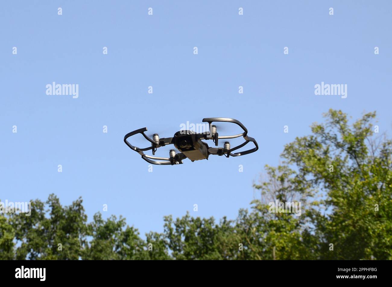 Il drone con fotocamera decolla da terra e vola per scattare foto aeree Foto Stock
