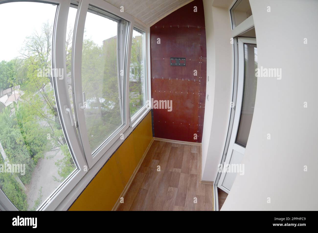 Porte e finestre in plastica metallica nella loggia o nel balcone. Foto fisheye Foto Stock