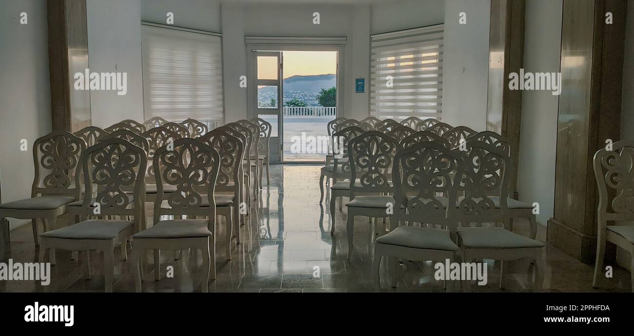 Sedie in una sala conferenze la mattina. Vista frontale dell'interno di un lussuoso auditorium con spazi vuoti Foto Stock