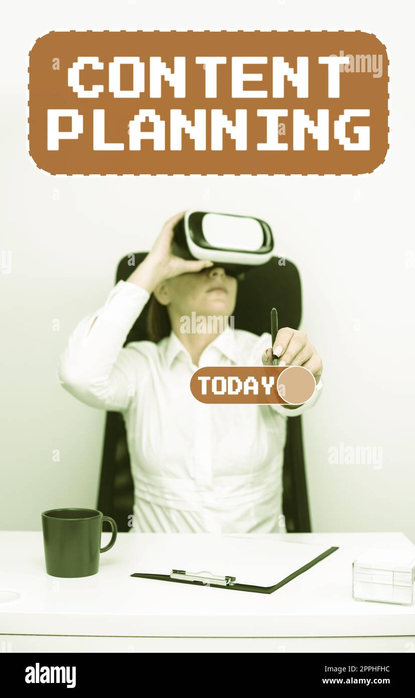 Ispirazione che mostra segni pianificazione dei contenuti. Word per la protezione contro minacce deliberate ai contenuti che le donne tengono una penna e un'abilità di apprendimento tramite Virtual Reality Simulator. Foto Stock