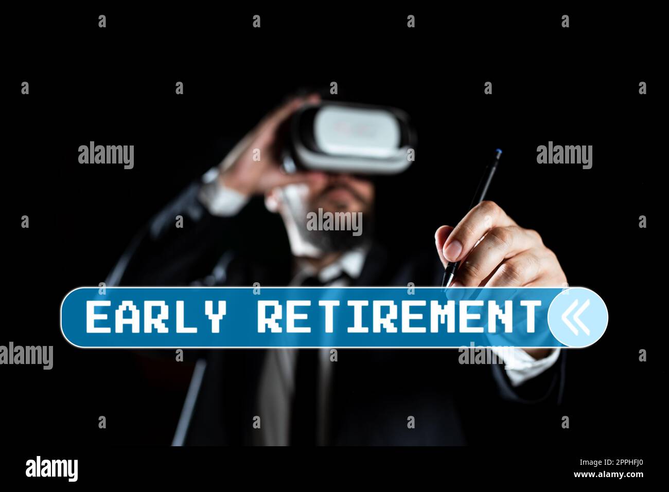 Cartello che mostra il pensionamento anticipato. Word per uno strumento utilizzato per ottimizzare l'usabilità delle risorse online Man Wear Virtual Reality Simulator Holding Pen durante l'allenamento. Foto Stock
