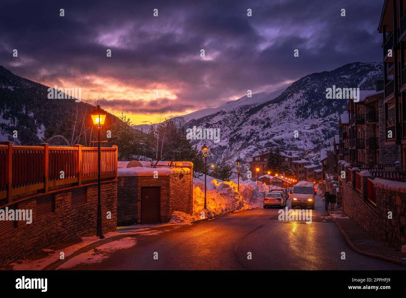 Moody Road con luci stradali illuminate nel villaggio di El Tarter di notte nei Pirenei, Andorra Foto Stock