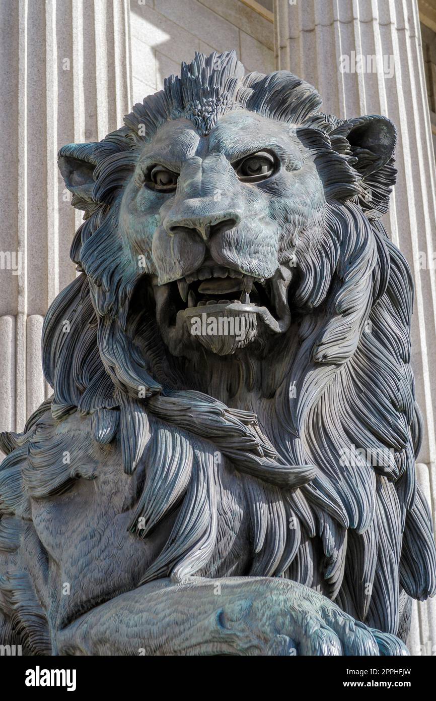 Il Parlamento europeo le colonne di facciata e lion a Madrid, Spagna. Congreso diputados Foto Stock