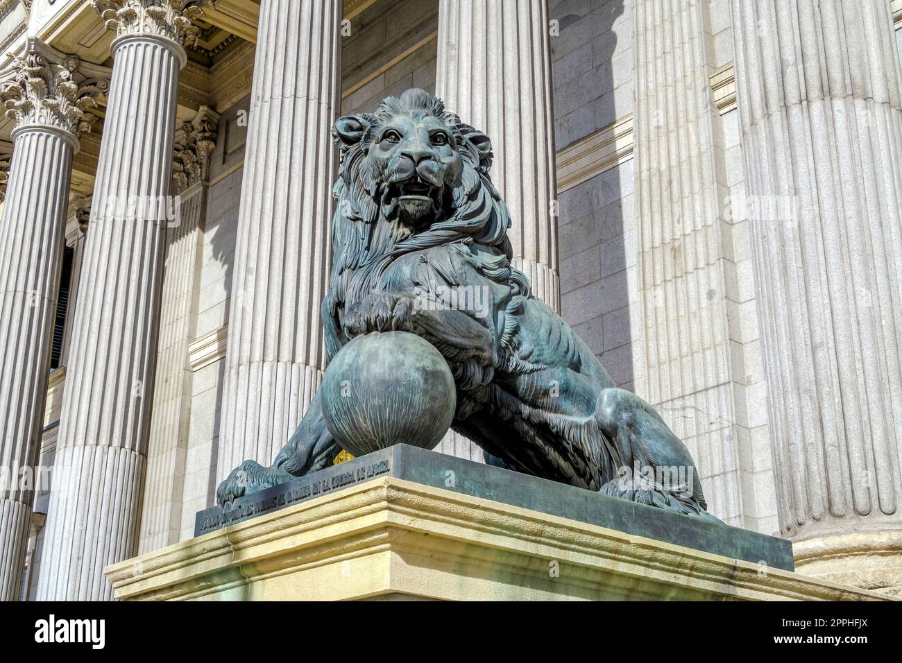 Il Parlamento europeo le colonne di facciata e lion a Madrid, Spagna. Congreso diputados Foto Stock