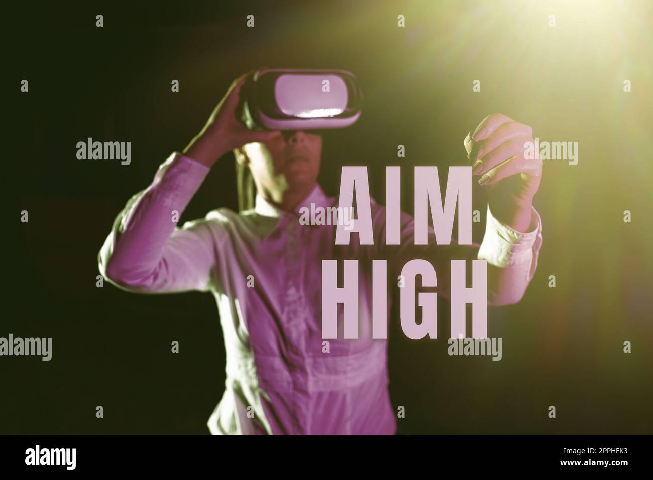 Segno di scrittura a mano AIM alto. Parola scritta in viaggio per la migliore scuola di lavoro o attività chiedendo a qualcuno di sognare grande Foto Stock