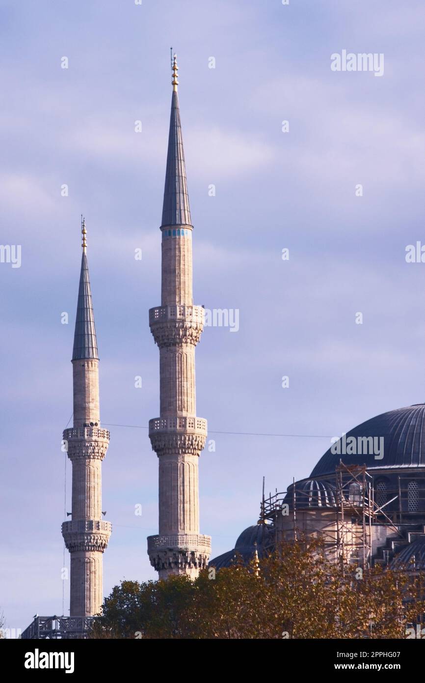 Minareti nordoccidentali della Moschea Blu di Sultanahmet, a Istanbul, Turchia. Dettagli architettonici. Foto Stock