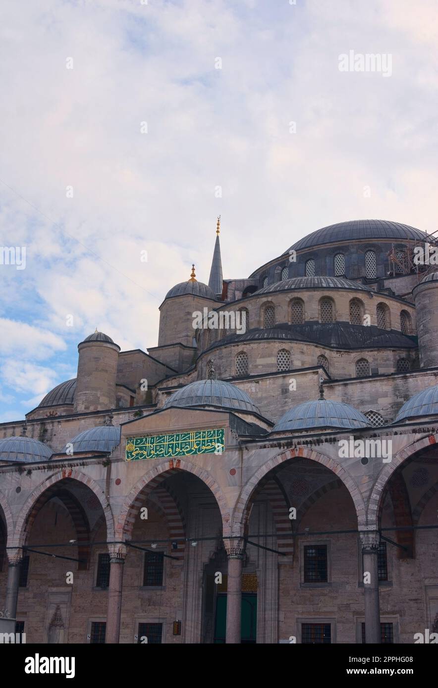 Particolare architettonico della Moschea Blu di Sultanahmed, a Istanbul, Turchia. Vista ad angolo basso. Foto Stock