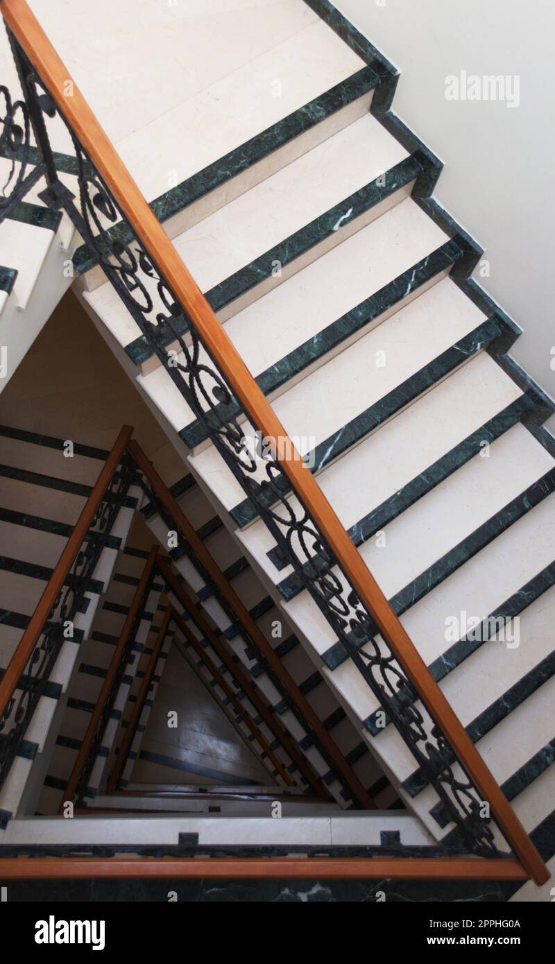 Forme a spirale triangolari sulla scalinata di un edificio. Dettagli architettonici, forme astratte. Foto Stock