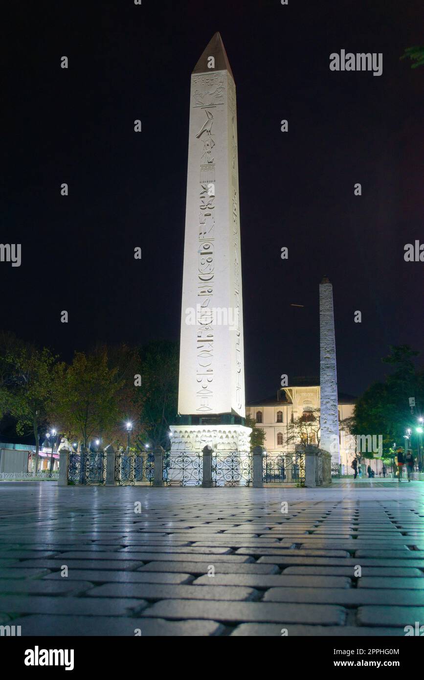 L'Obelisco di Teodosio di notte.un antico obelisco egiziano del faraone Thutmose III, ora situato a Istambul, Turchia. Foto Stock