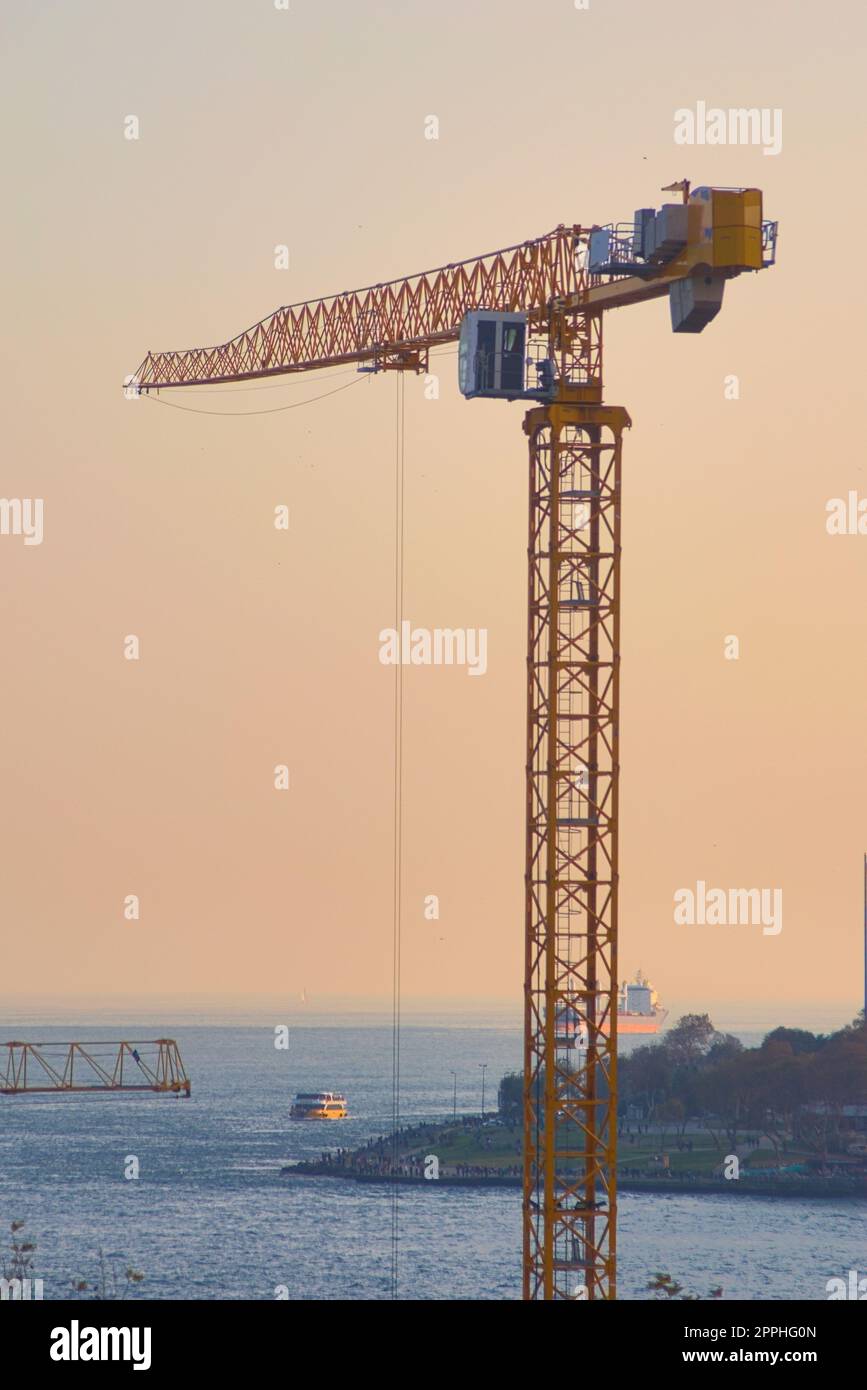 Gru da costruzione sul mare a Istanbul, Turchia. Industria edile, concetto di investimento immobiliare ad alta crescita. Foto Stock