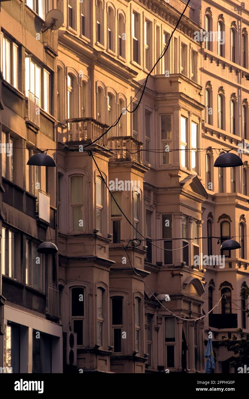 Finestre strette sulle facciate di edifici in una strada a Istambul, Turchia. Foto Stock
