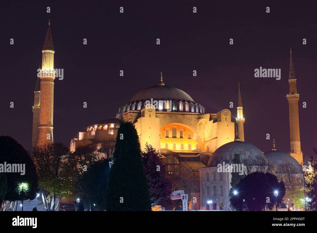 Hagia Sophia di notte. Questa era una cattedrale cristiana greco-ortodossa, più tardi una moschea imperiale ottomana e un museo ai giorni nostri. Foto Stock