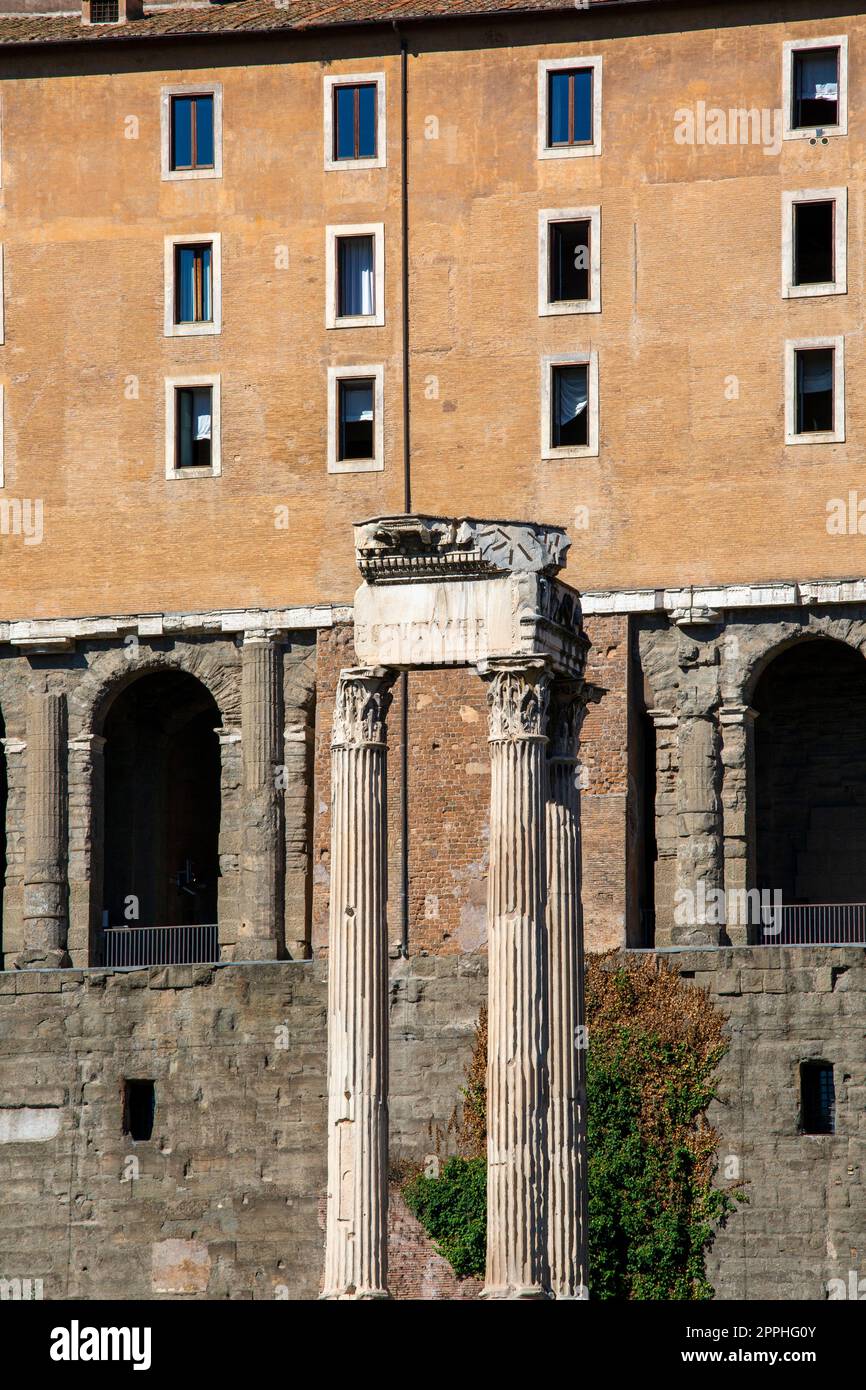 Foro Romano, vista delle rovine di diversi importanti edifici antichi, il Tempio di Vespasiano e Tito, Roma, Italia Foto Stock