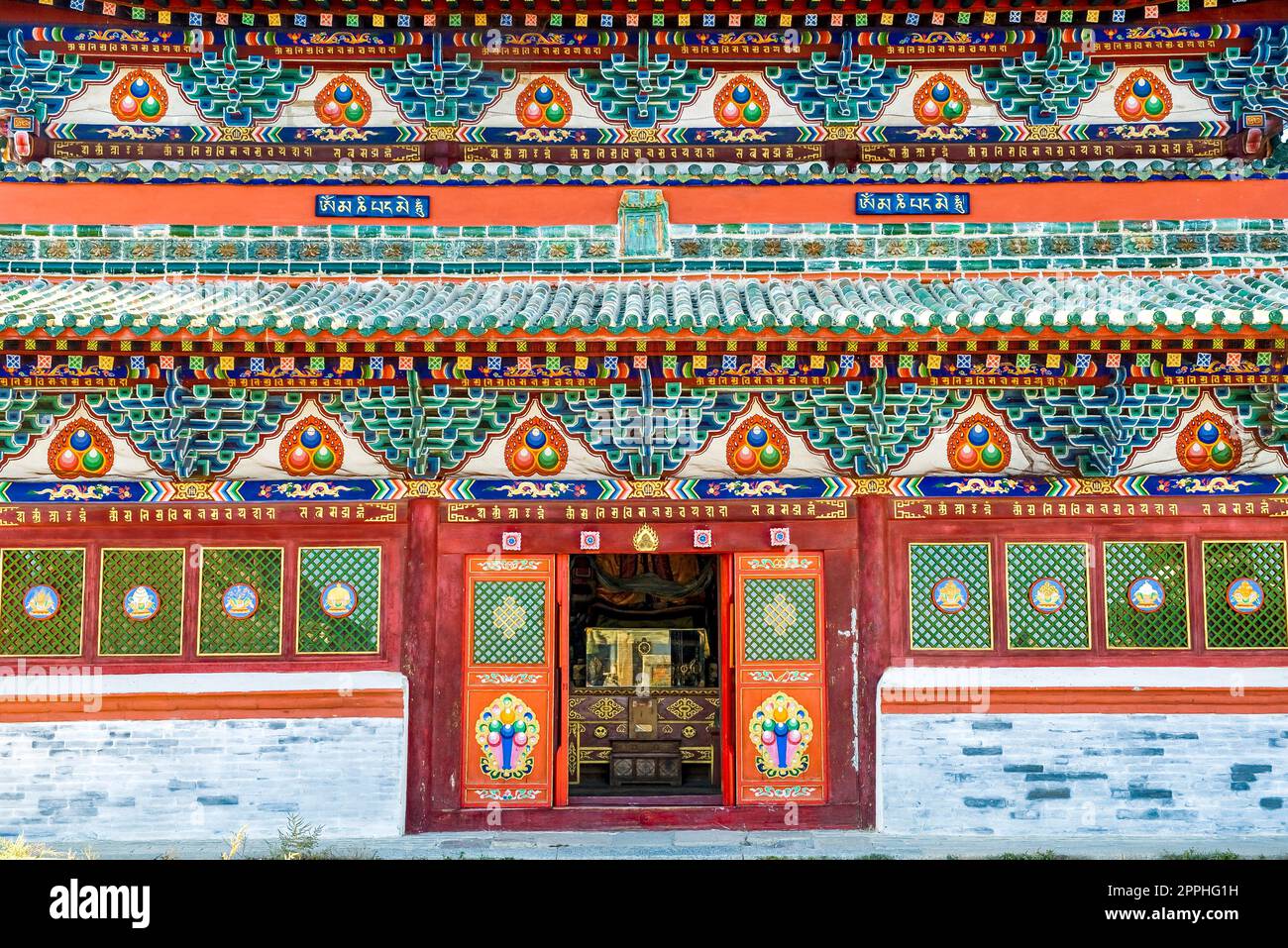 La facciata colorata con la porta di un tempio nel monastero 'Erdene Zuu' a Kara-Korum, l'antica capitale della Mongolia, Asia Centrale Foto Stock