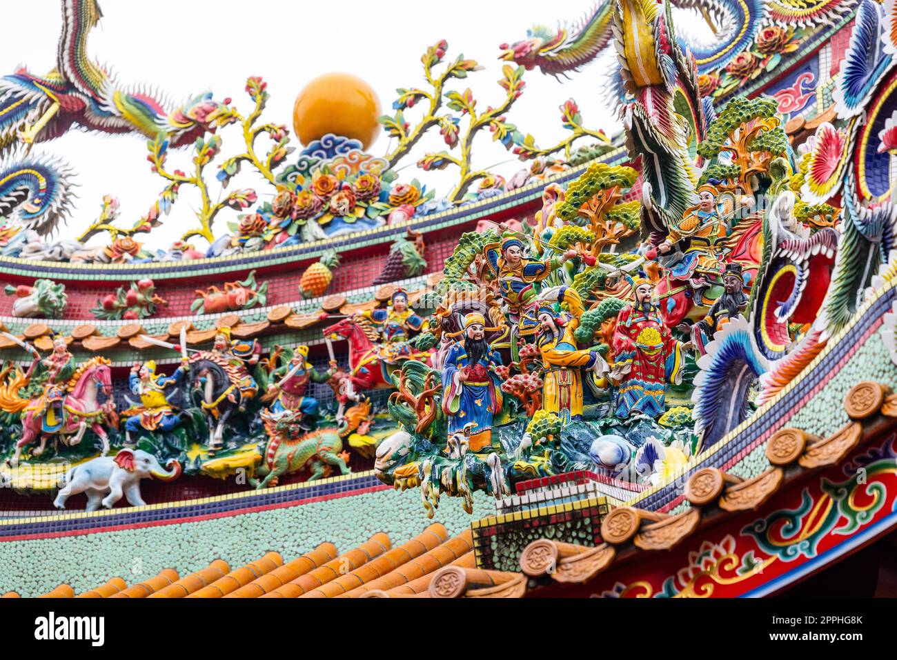 Statua del drago sul tetto piastrella nel tempio cinese Foto Stock