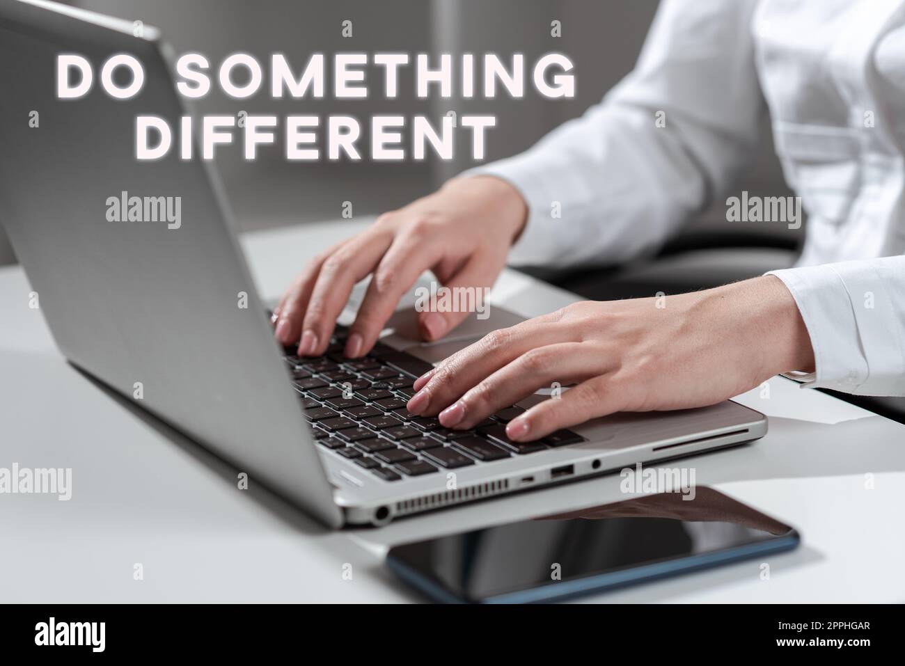 Il segno di scrittura della mano fa qualcosa di diverso. Concetto di Internet essere unico pensare al di fuori della scatola hanno un po 'di divertimento Foto Stock