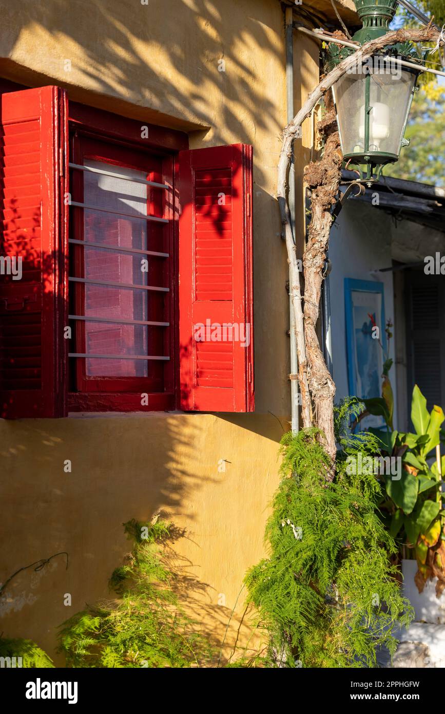Anafiotika, piccolo e panoramico quartiere di Atene, parte del vecchio quartiere storico di Plaka, strade strette, Atene, Grecia. Foto Stock