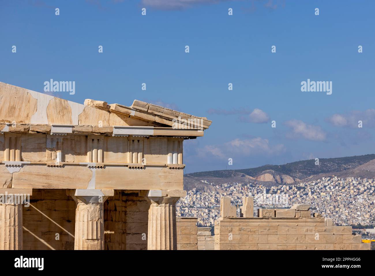 Propylaia, monumentale porta cerimoniale per l'Acropoli di Atene, Grecia. Veduta aerea della città in lontananza Foto Stock