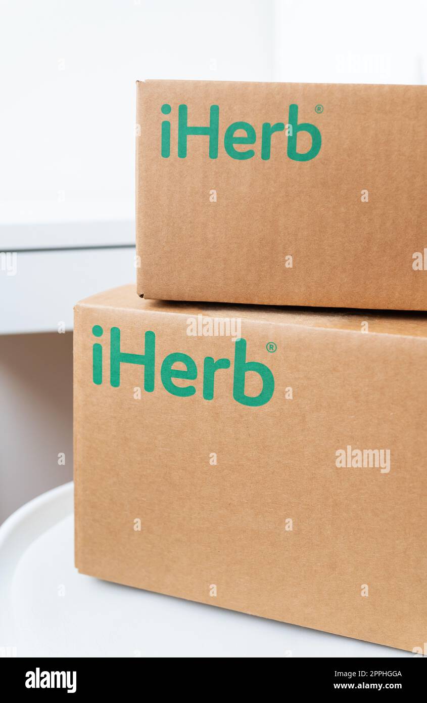 Kiev, Ucraina-17 dicembre 2022:. Confezione IHerb. Ordinazione online, consegna di beni e vitamine per la salute. Foto Stock