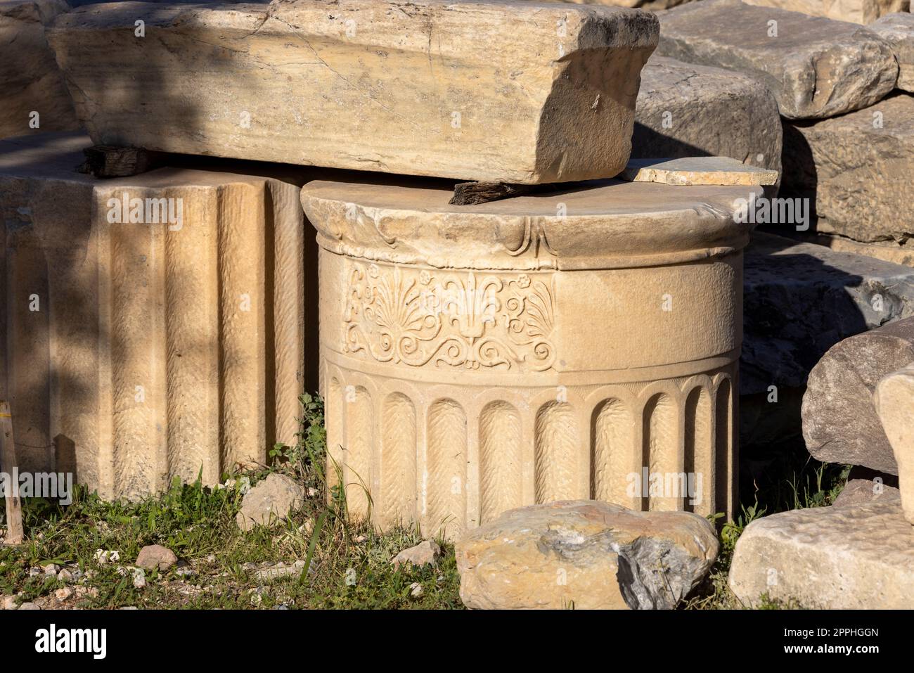 Dettagli dei resti un'antica colonna decorata con un bassorilievo sull'Acropoli di Atene, in Grecia. Foto Stock