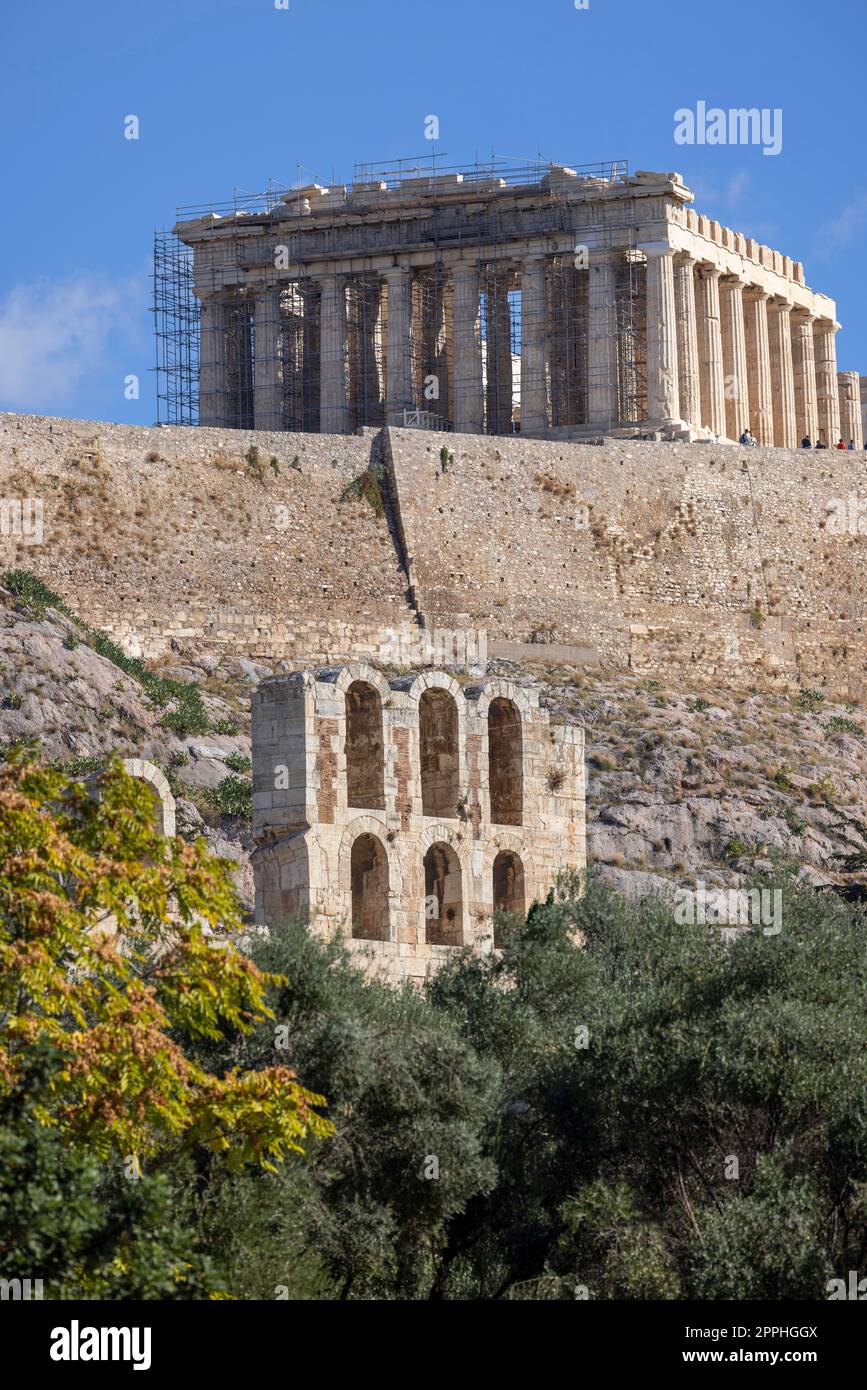 Vista dell'Acropoli di Atene e del Teatro di Dioniso dalla Collina del Musa, Atene, Grecia Foto Stock