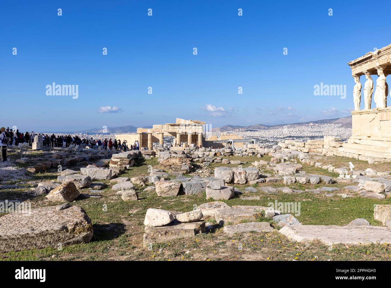 Gruppo di turisti sulle rovine dell'Acropoli, vista di Eretteo con cariatidi e porta Propilaia, Atene, Grecia Foto Stock