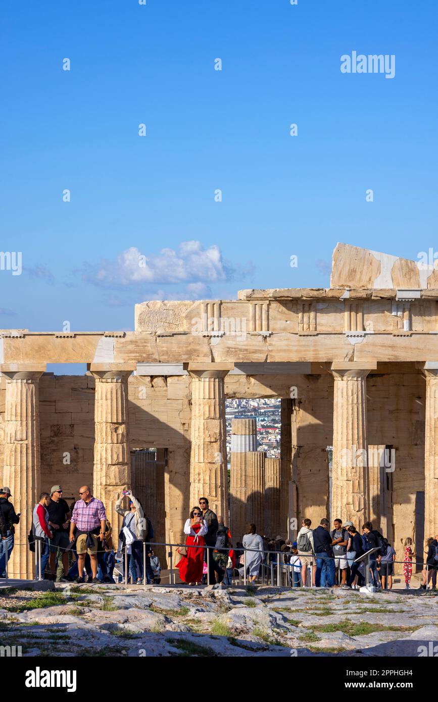 Gruppo di turisti di fronte a Propilaia, monumentale porta cerimoniale per l'Acropoli di Atene, Atene, Grecia Foto Stock