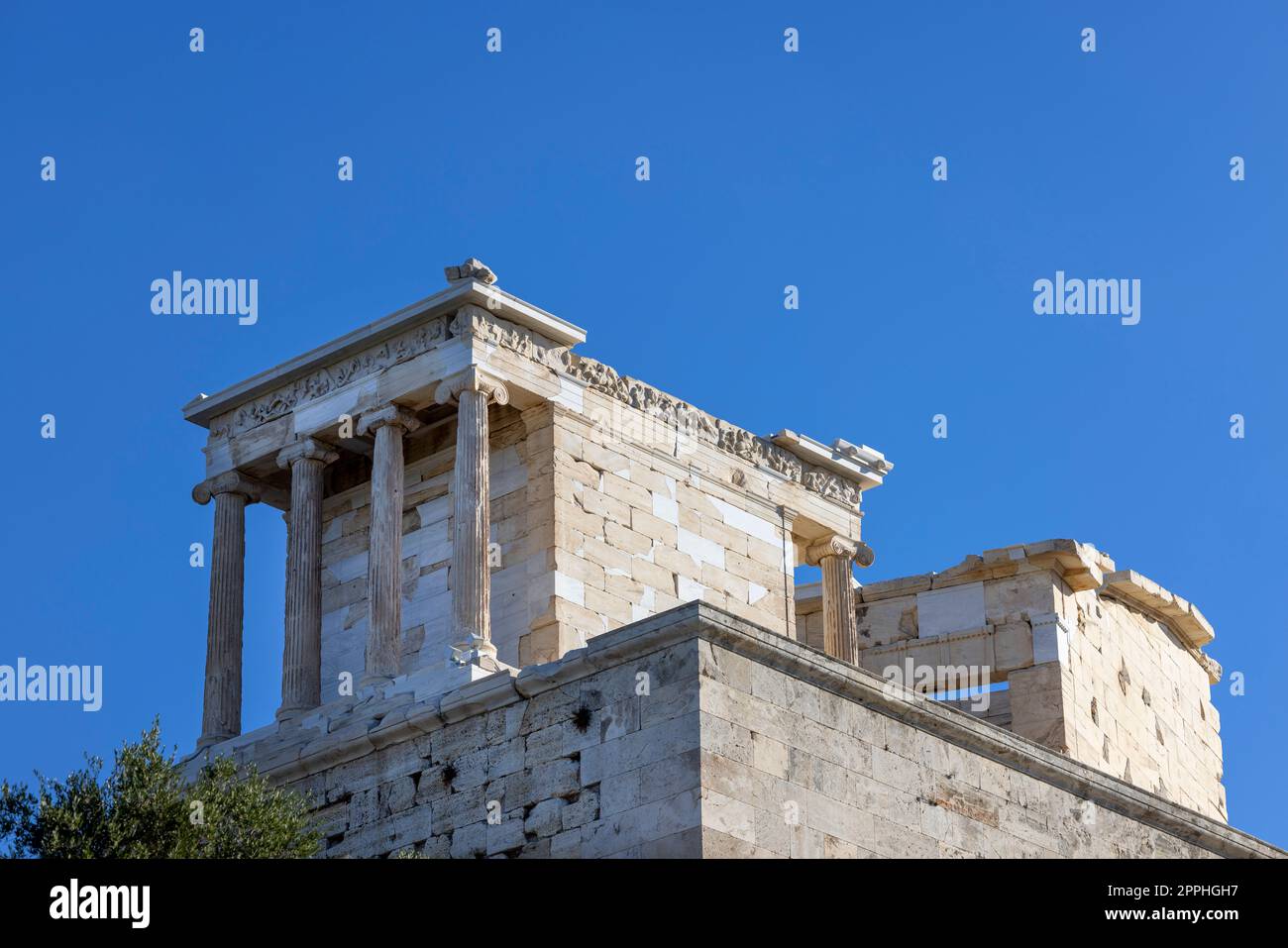 Tempio di Atena Nike a Propilaia, monumentale porta cerimoniale per l'Acropoli di Atene, Grecia. Si tratta di un'antica cittadella situata su un pendio roccioso sopra la città Foto Stock