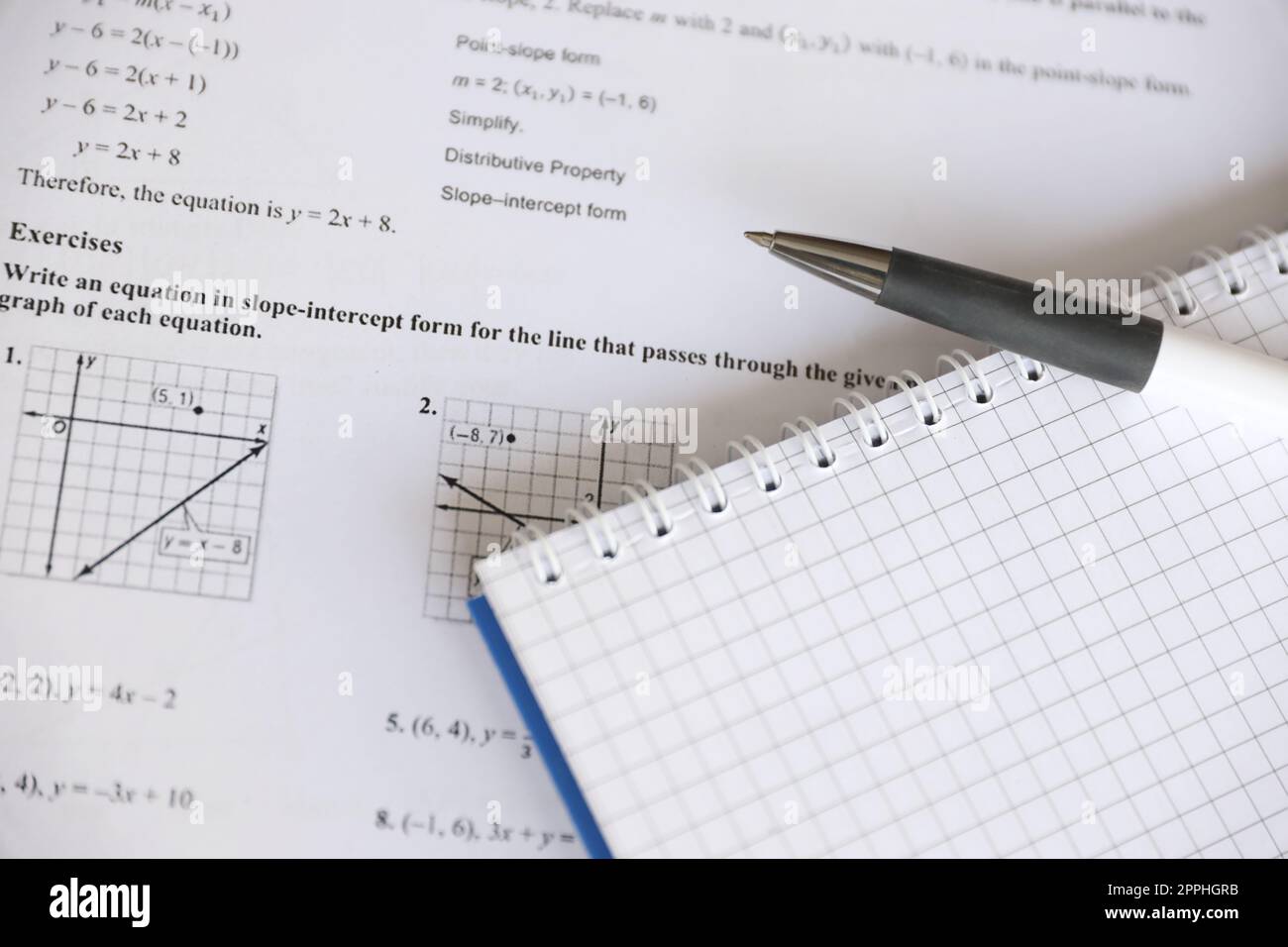 Scrittura a mano di attività geometriche su esame, pratica, quiz o test in classe di geometria. Risoluzione del concetto di equazioni esponenziali. Foto Stock