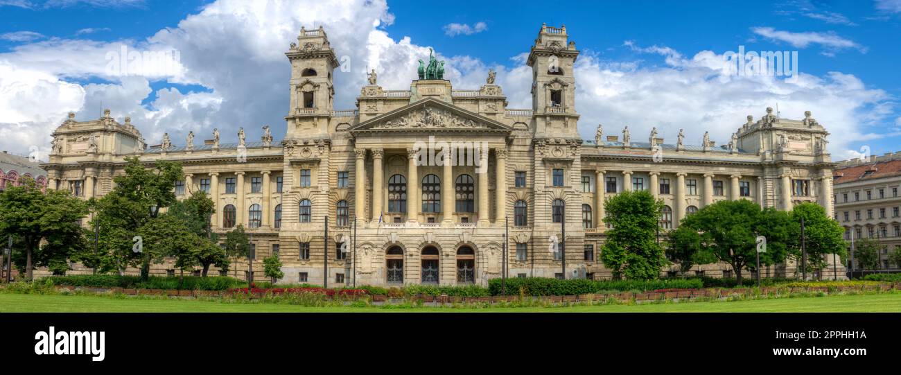 Foto panoramica della facciata neoclassica del Museo NÃ Prajzi di Budpest, la capitale dell'Ungheria con il tempo estivo e nuvole Foto Stock