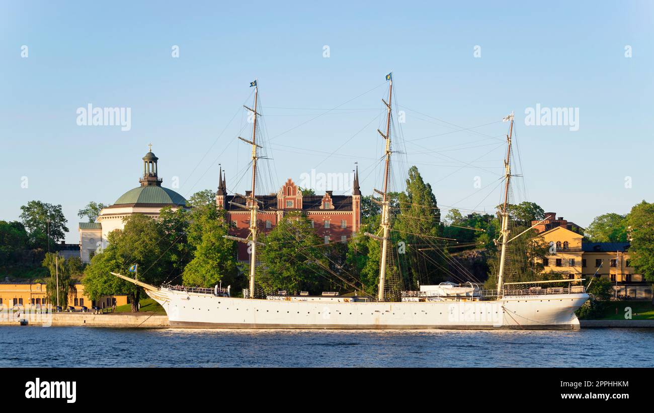 AF Chapman, una vecchia nave costruita nel 1888, ormeggiata sulla riva dell'isola di Skeppsholmen, Stoccolma, Svezia Foto Stock