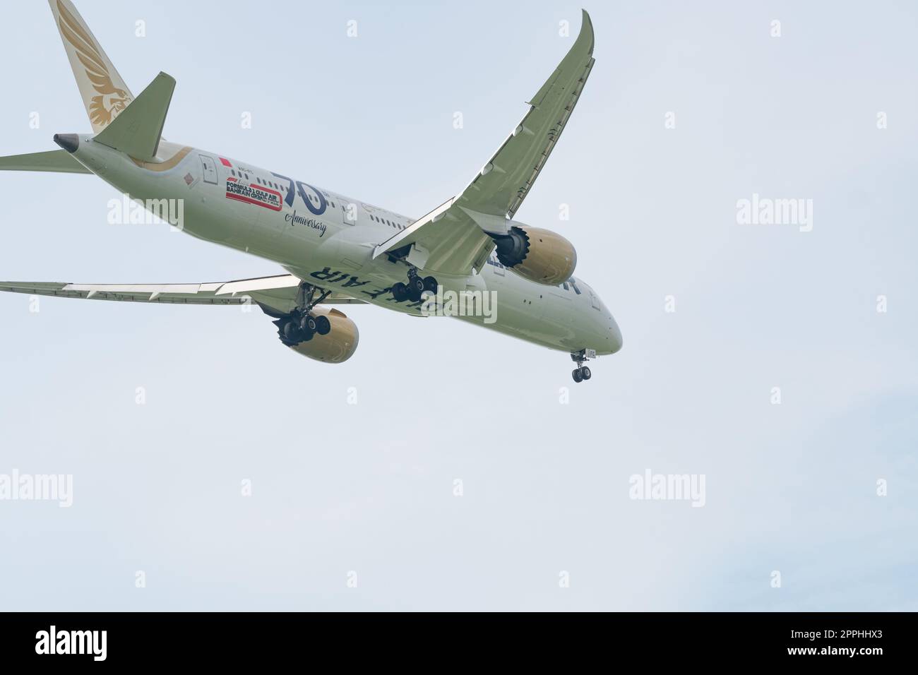 SAMUT PRAKAN, THAILANDIA - 14 OTTOBRE 2022: Aereo commerciale Gulf Air che vola nel cielo. Decollo o atterraggio dell'aereo passeggeri. Il vettore di bandiera del Bahrein. Volo internazionale. Trasporto aereo. Foto Stock