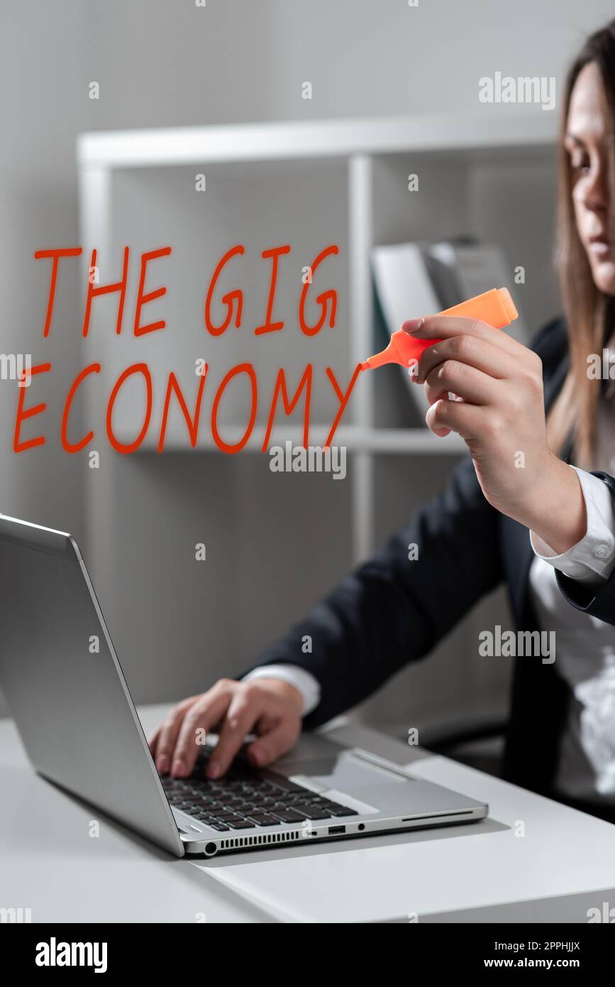 Cartello che mostra la Gig Economy. Concetto Internet mercato dei contratti a breve termine lavoro libero professionista temporaneo Foto Stock