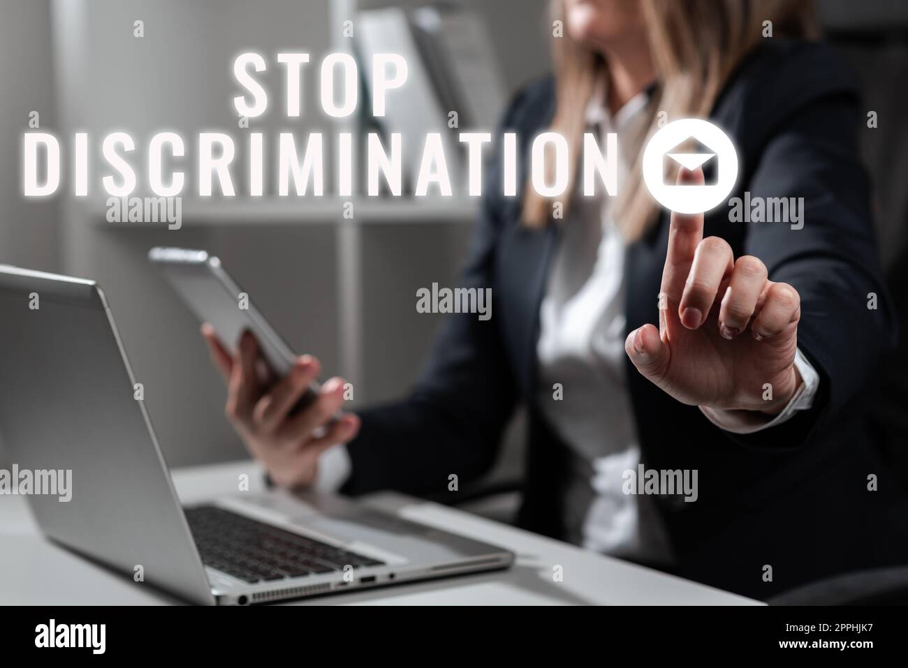 Segnale che visualizza Stop Discrimination. Idea di business prevenire lo scavo illegale cava ambiente conservazione Foto Stock