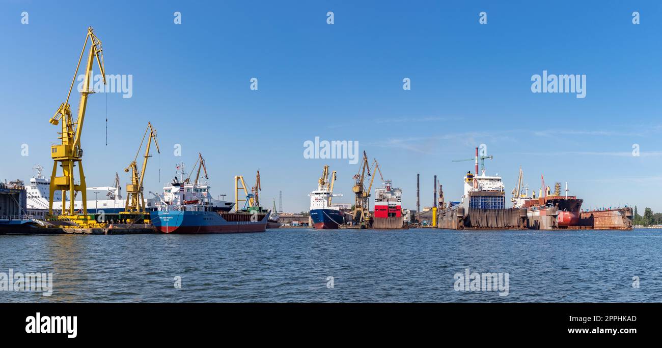 Navi, gru e riparazioni dei cantieri navali di Danzica Foto Stock