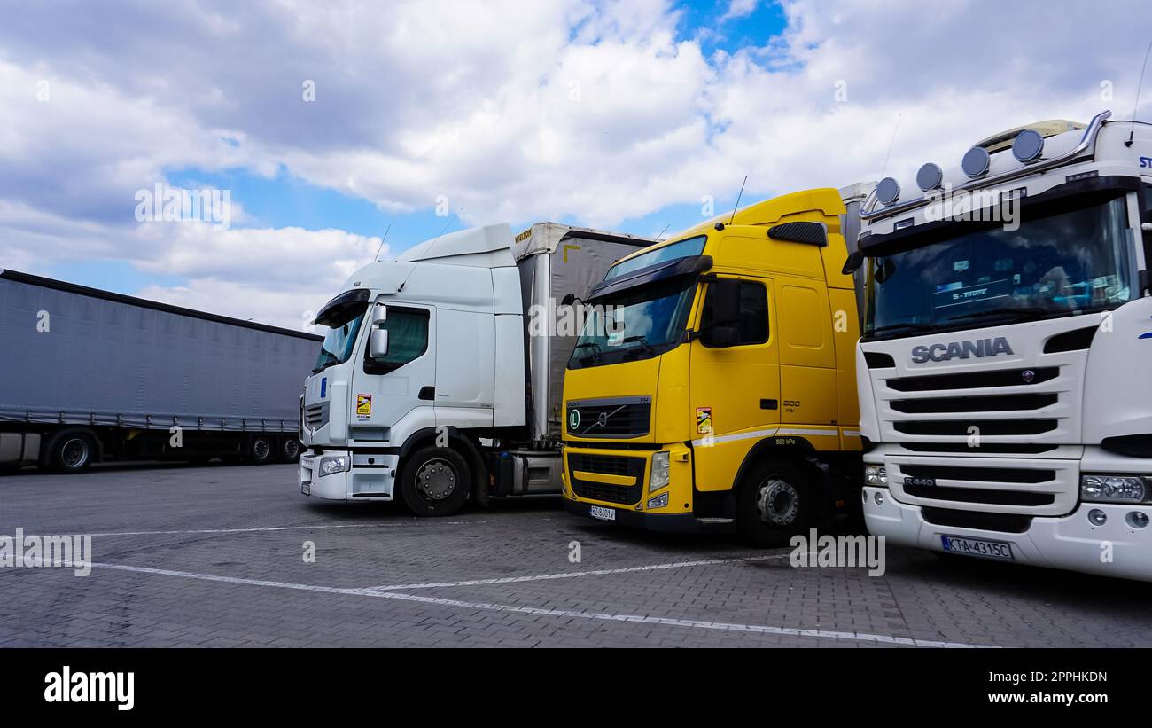 Autocarri e semirimorchi nel parcheggio. Veicoli per la consegna. Cargo Shipping. Camion. Industry Freight Truck Logistics Cargo Transport Concept. Foto Stock