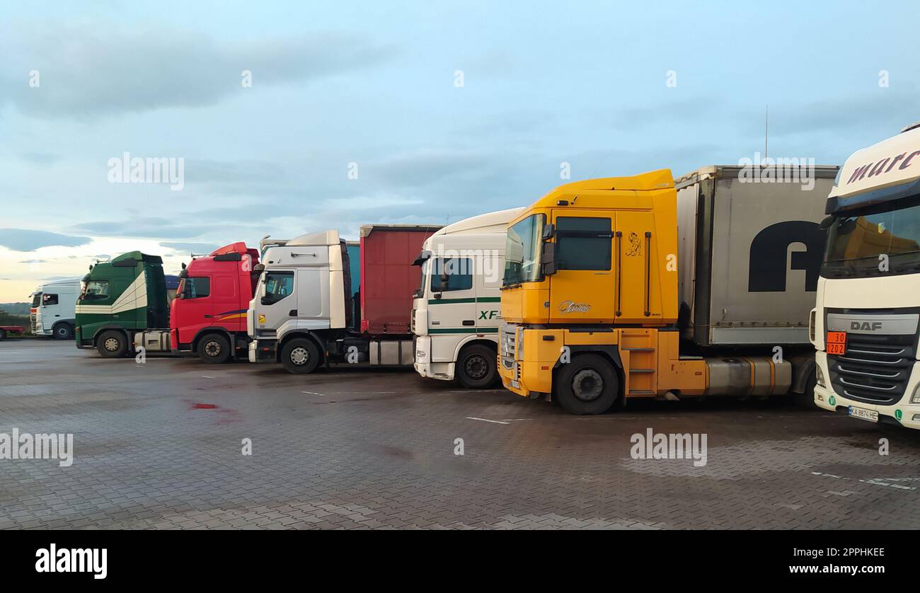 Autocarri e semirimorchi nel parcheggio. Veicoli per la consegna. Cargo Shipping. Camion. Industry Freight Truck Logistics Cargo Transport Concept. Foto Stock